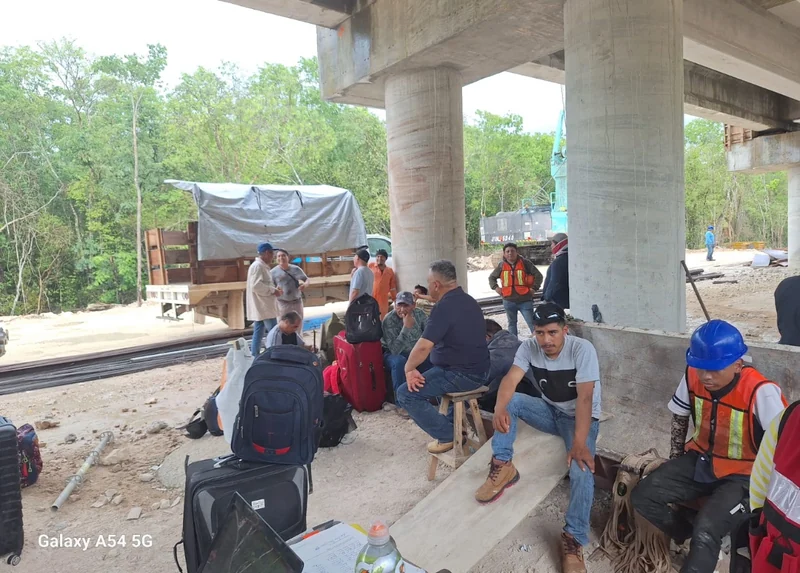 Personnel at the elevated viaduct site · Tren Maya